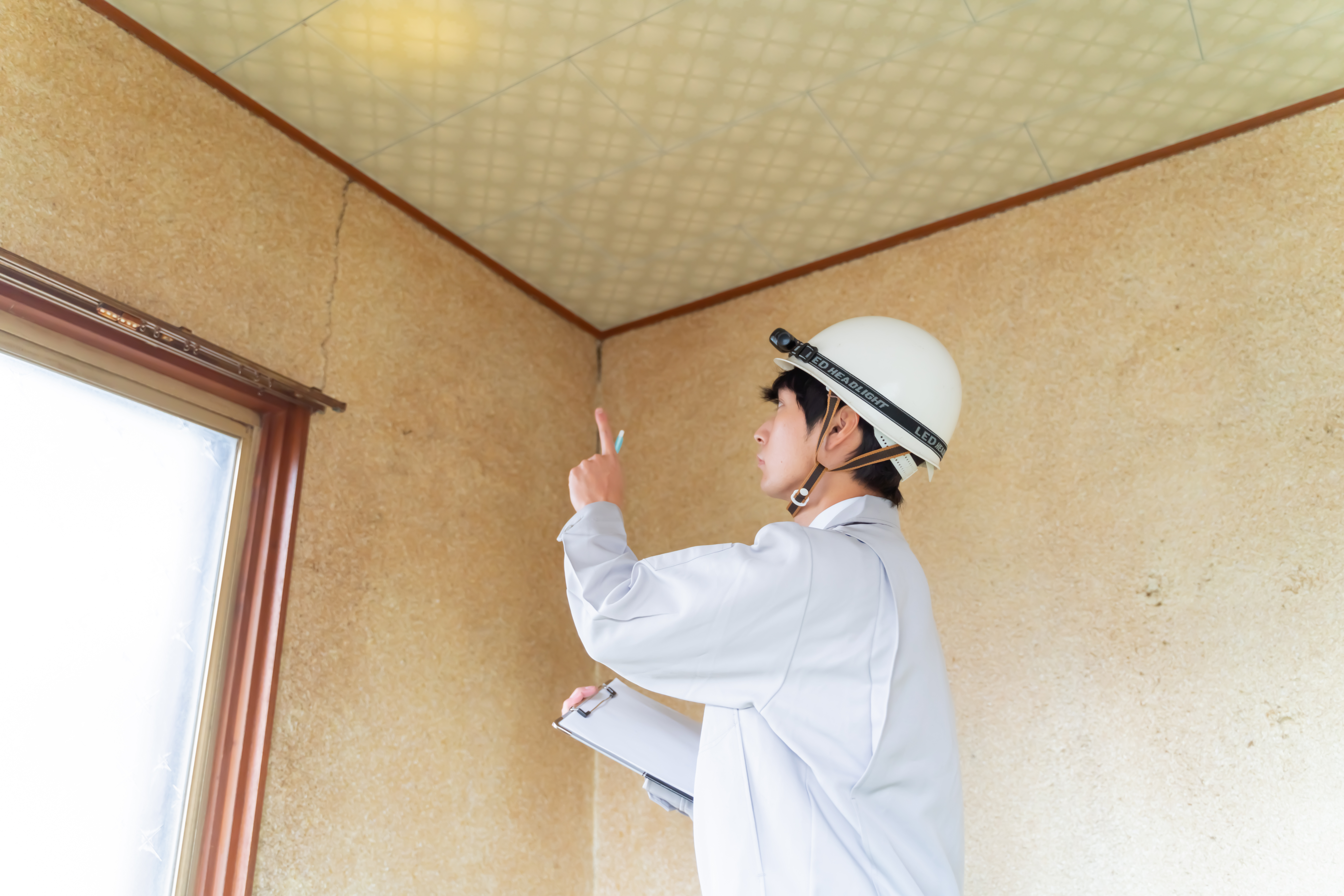 プロの目で雨漏りの兆候などを確認しているサービスイメージ
