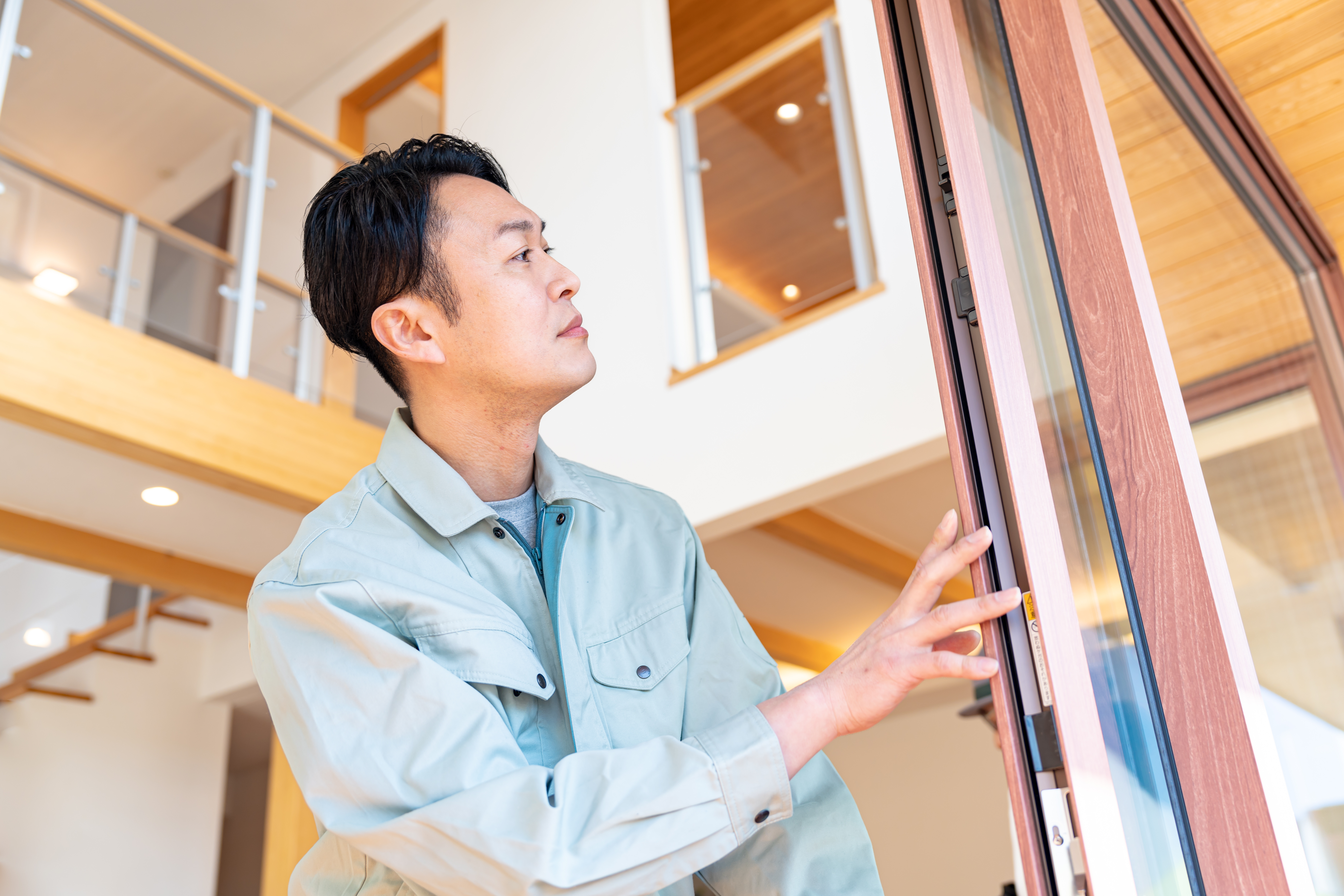 専門スタッフが建物を丁寧に点検している様子